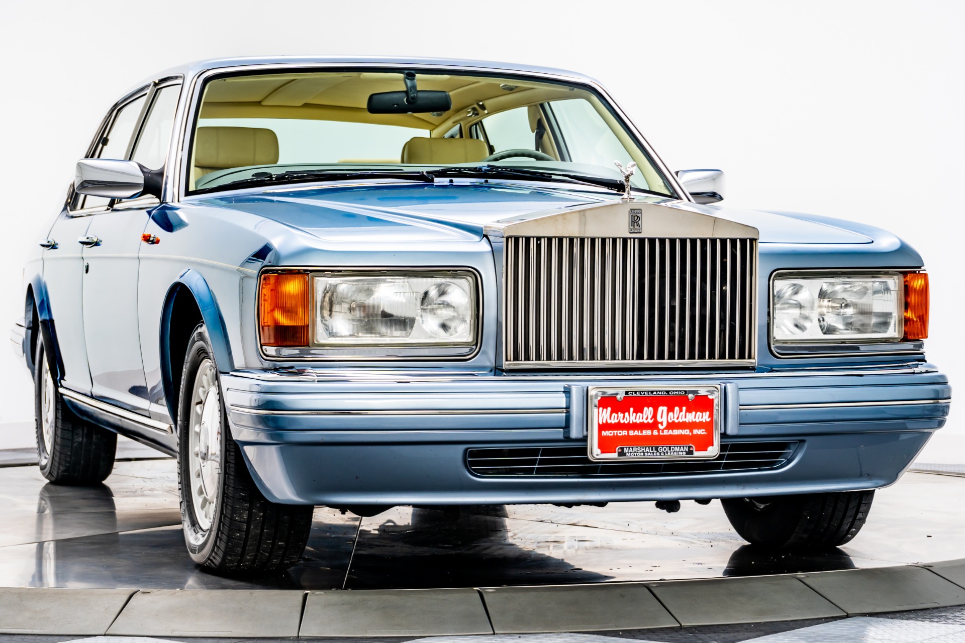 Fountain Blue Rolls-Royce Silver Spur with Magnolia Interior For