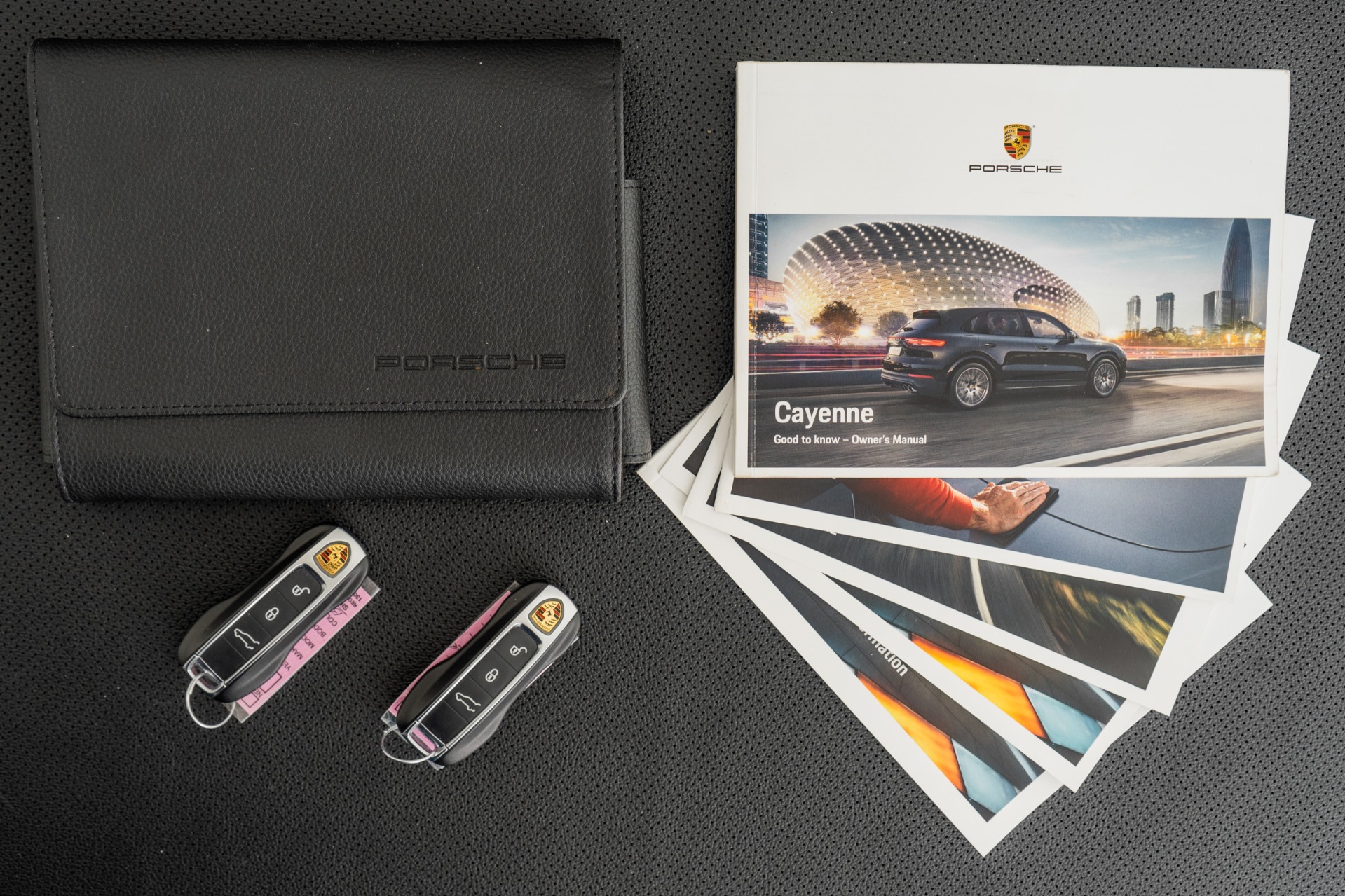 Porsche Cayenne turbo 0610 Emblem Cayenne turbo Satin Aluminum 955559