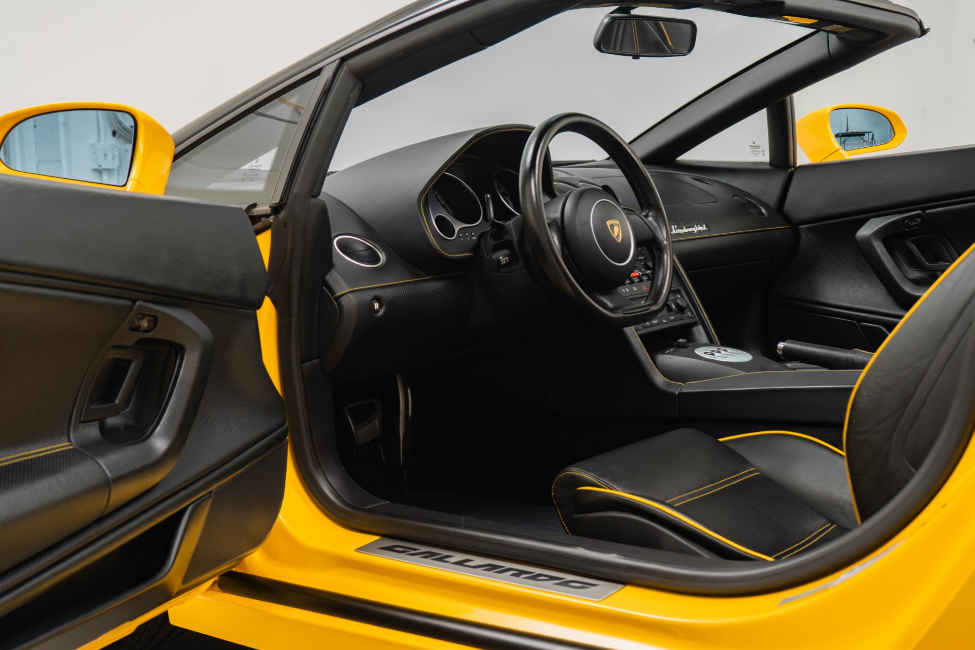 2022 Lamborghini Gallardo Spyder Interior