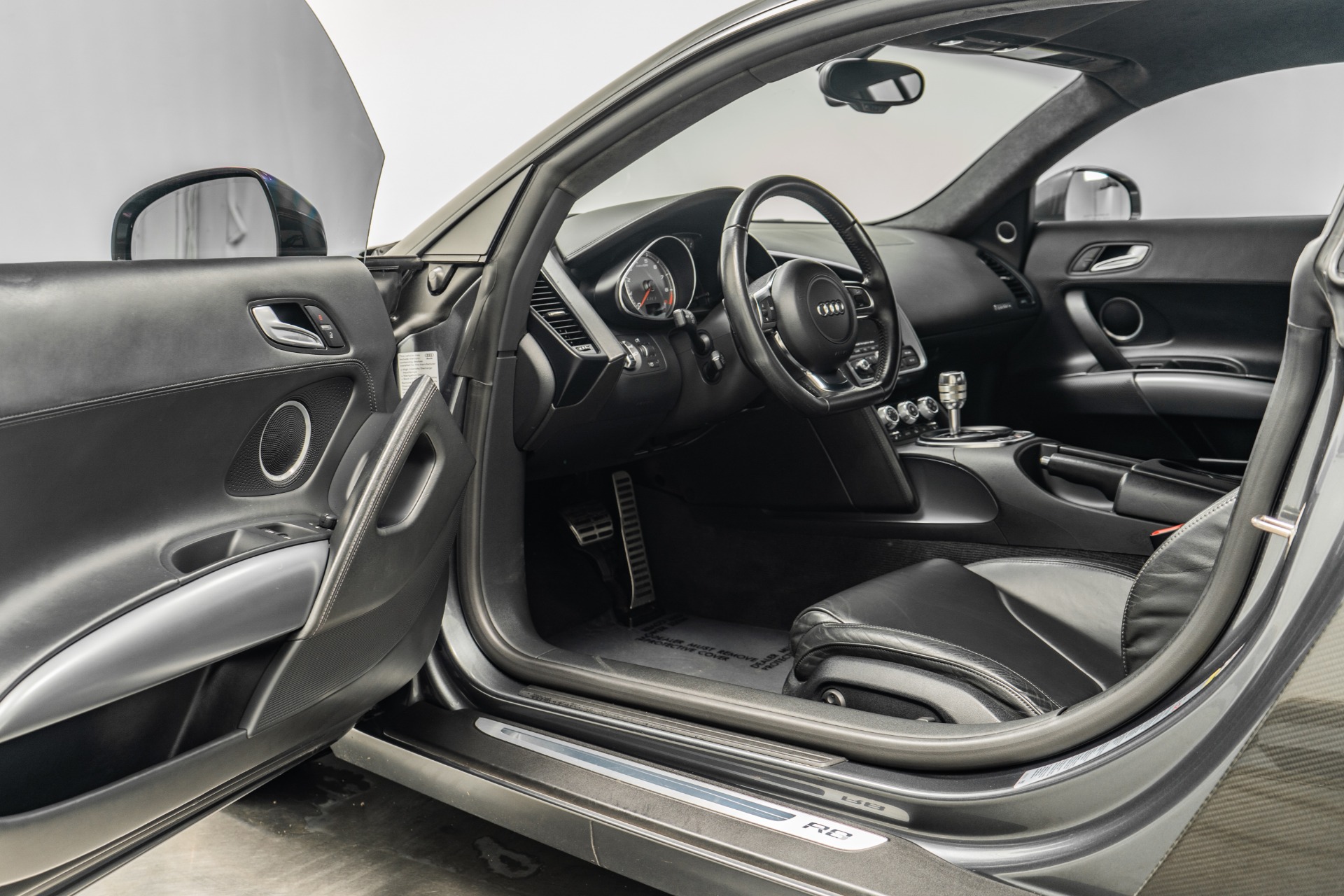 Audi R8 2009 Interior