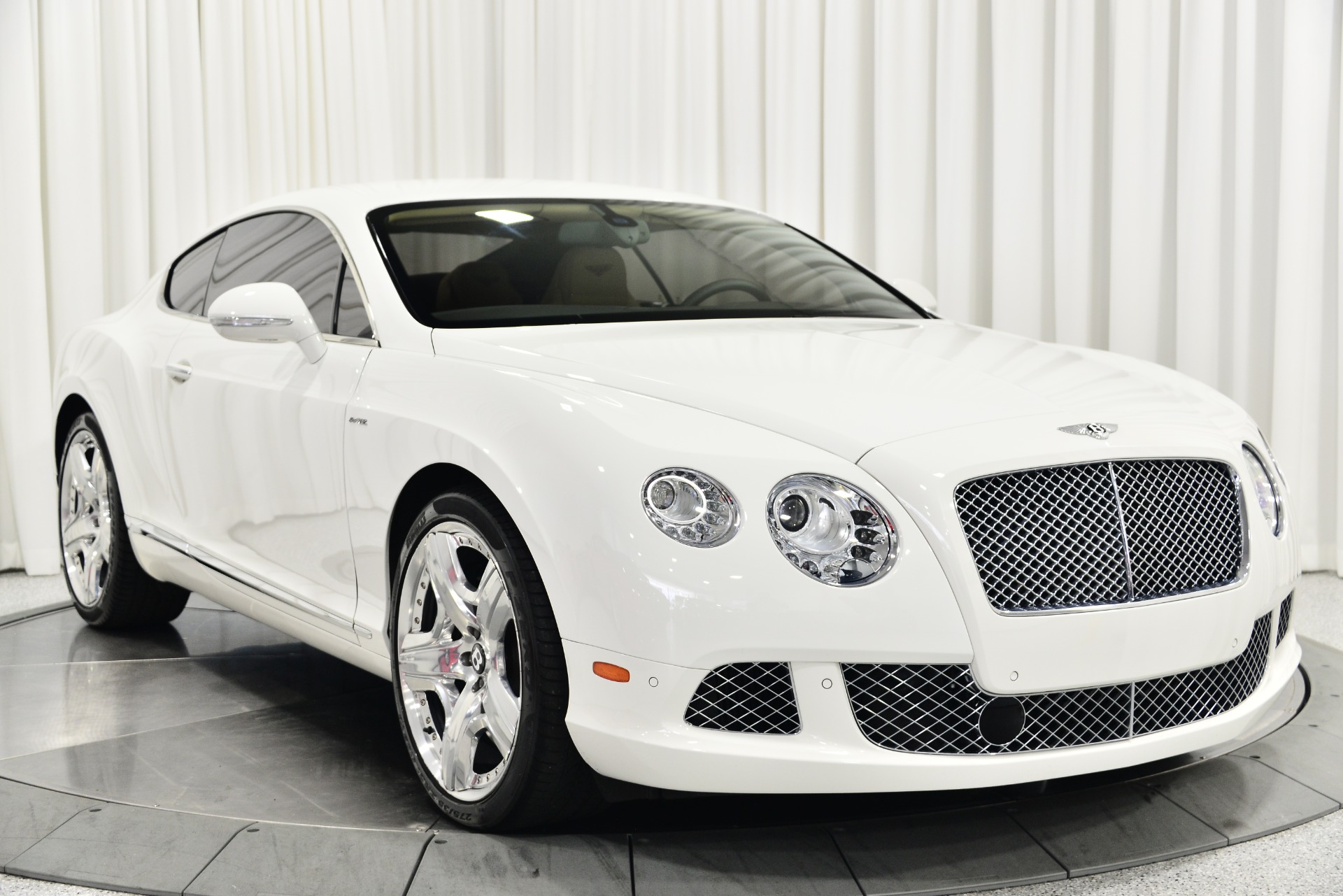 新品　BENTLEY　PEARL GARLAND　WedgeWood Used 2018 Bentley Bentayga W12 in Beluga For Sale (Sold