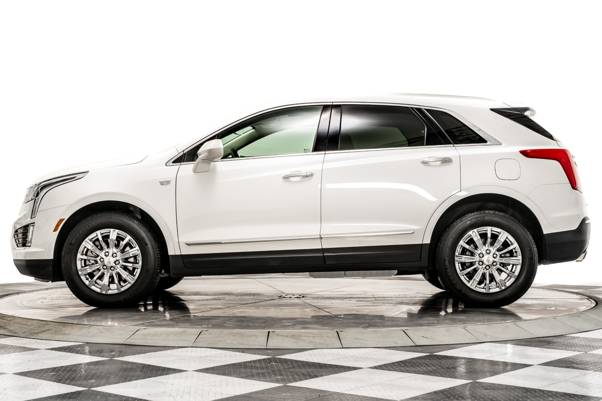 GKT　White L Crystal White Tricoat Cadillac XT5 Luxury AWD with Cirrus w/Dark