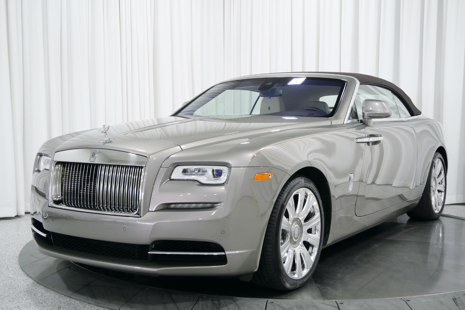Silver Sand Rolls-Royce Dawn with Creme Light Interior For Sale