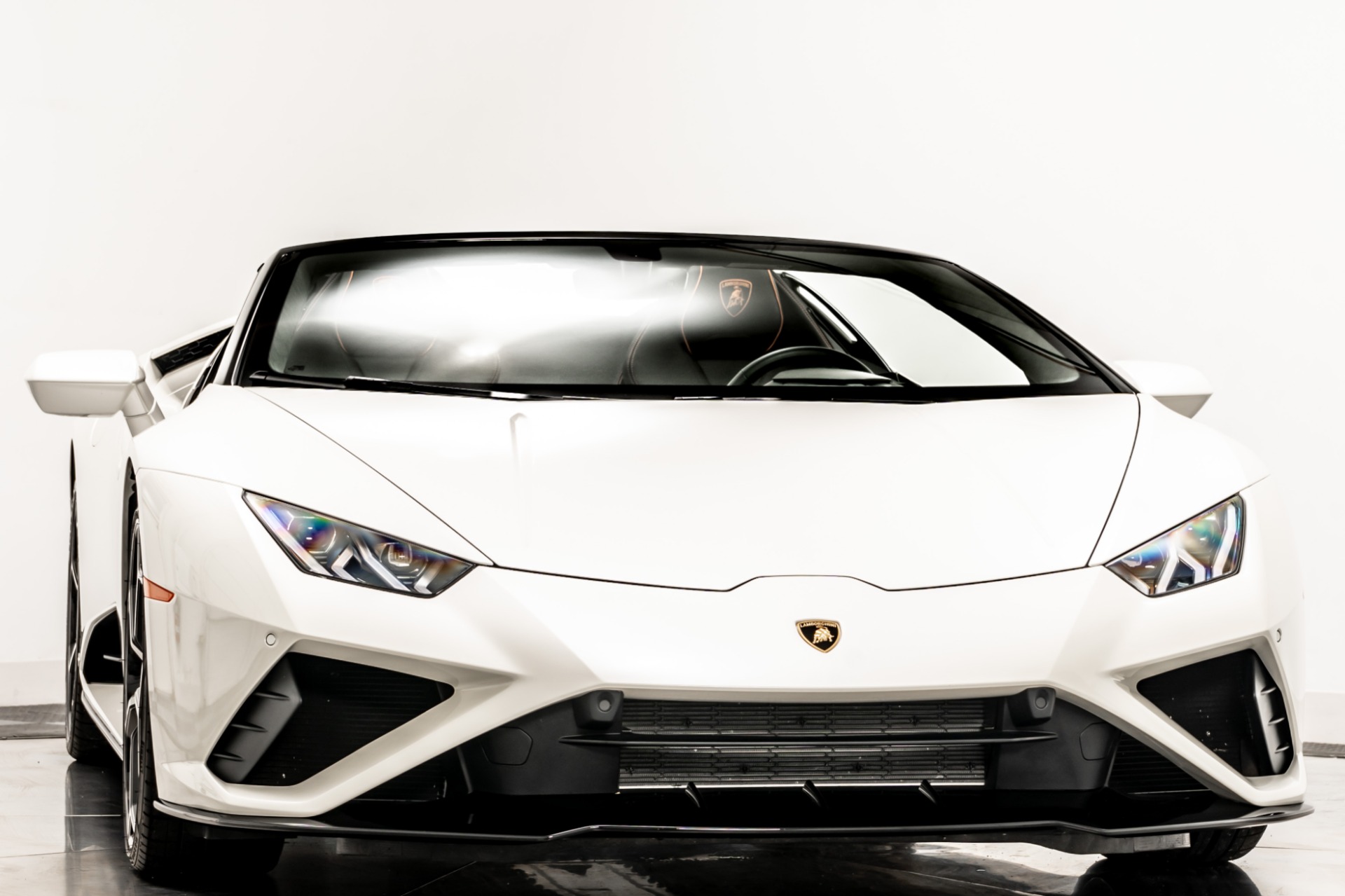 Balloon White Lamborghini Huracan EVO RWD Spyder with Nero Ade
