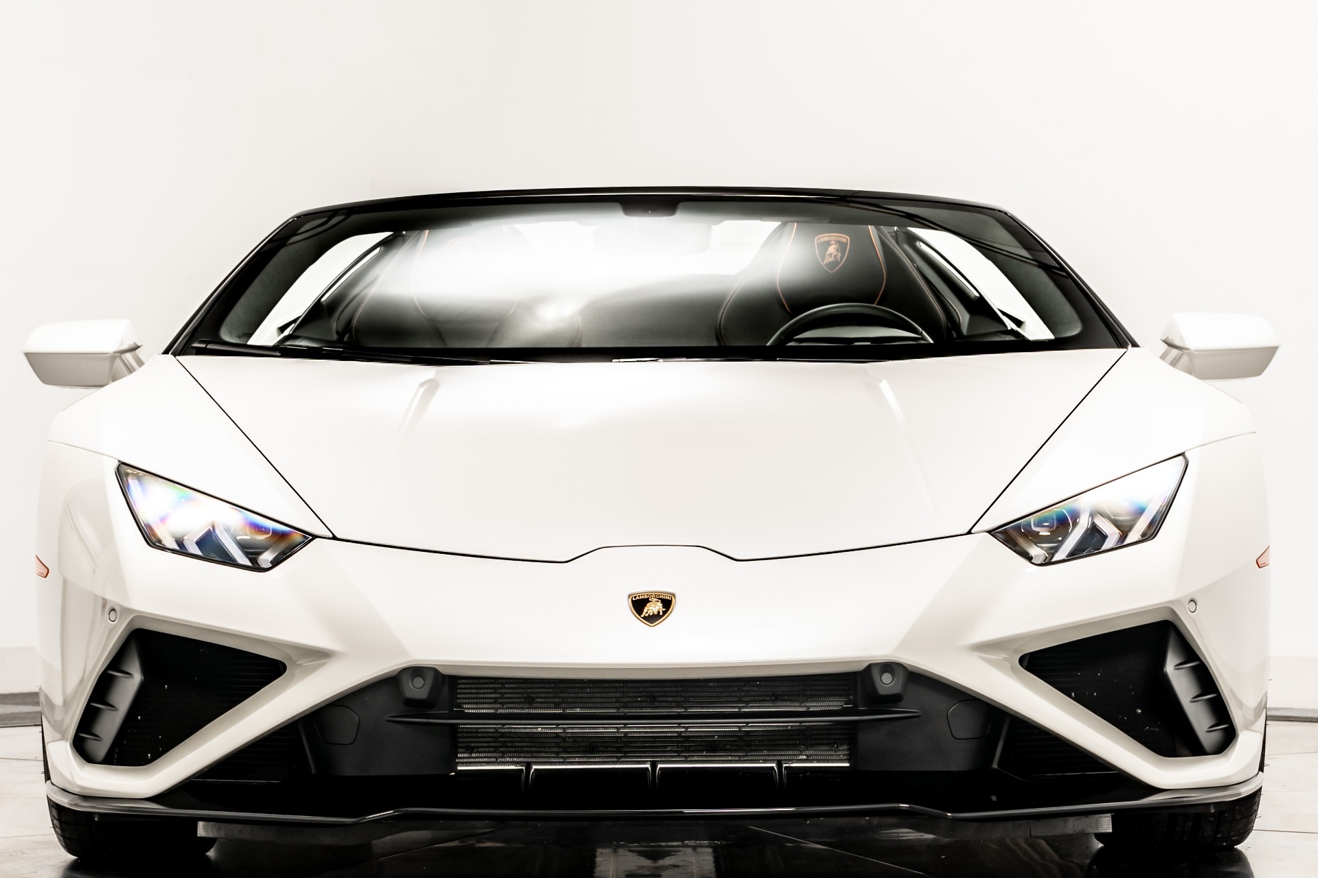Balloon White Lamborghini Huracan EVO RWD Spyder with Nero Ade
