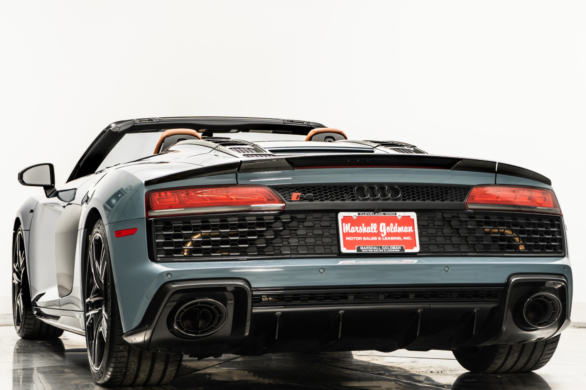 Kemora Gray Metallic Audi R8 V10 performance quattro Spyder with