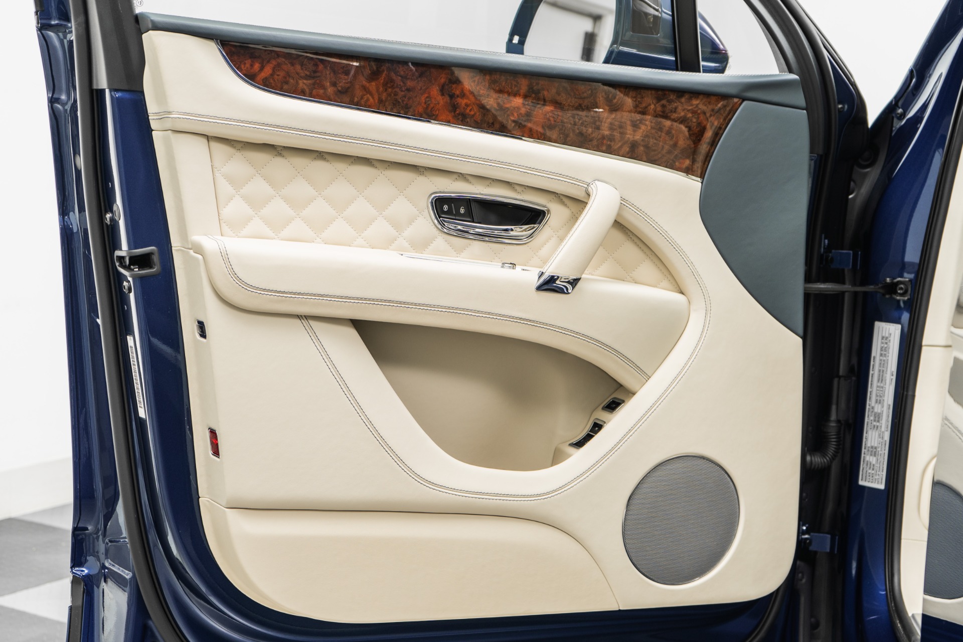 新品　BENTLEY　PEARL GARLAND　WedgeWood New Moonbeam 2025 Bentley Bentayga EWB V8 for Sale in
