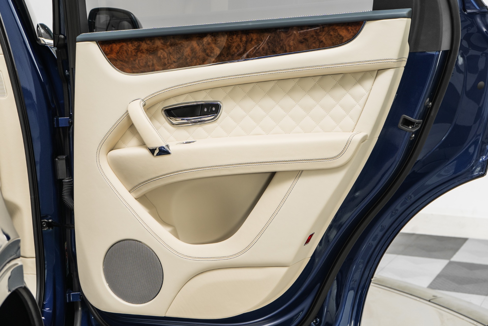 新品　BENTLEY　PEARL GARLAND　WedgeWood Used 2017 Bentley Bentayga W12 W12 For Sale (Sold) | Private