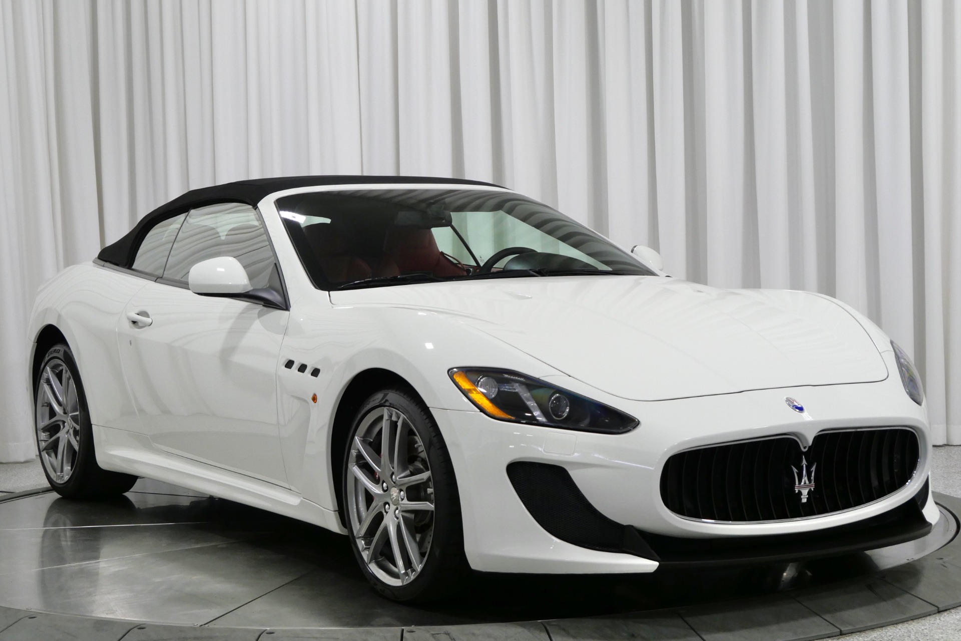 Bianco Eldorado Maserati GranTurismo Convertible MC with Rosso