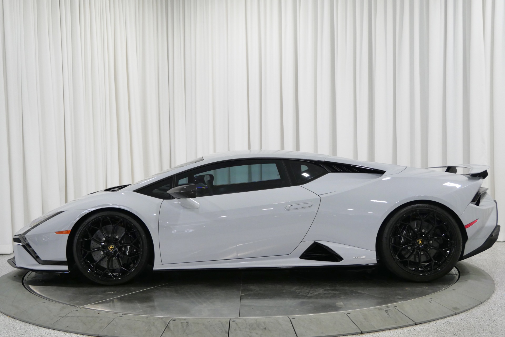 Grigio Hati Lamborghini Huracan Tecnica with Nero Ade with Blu