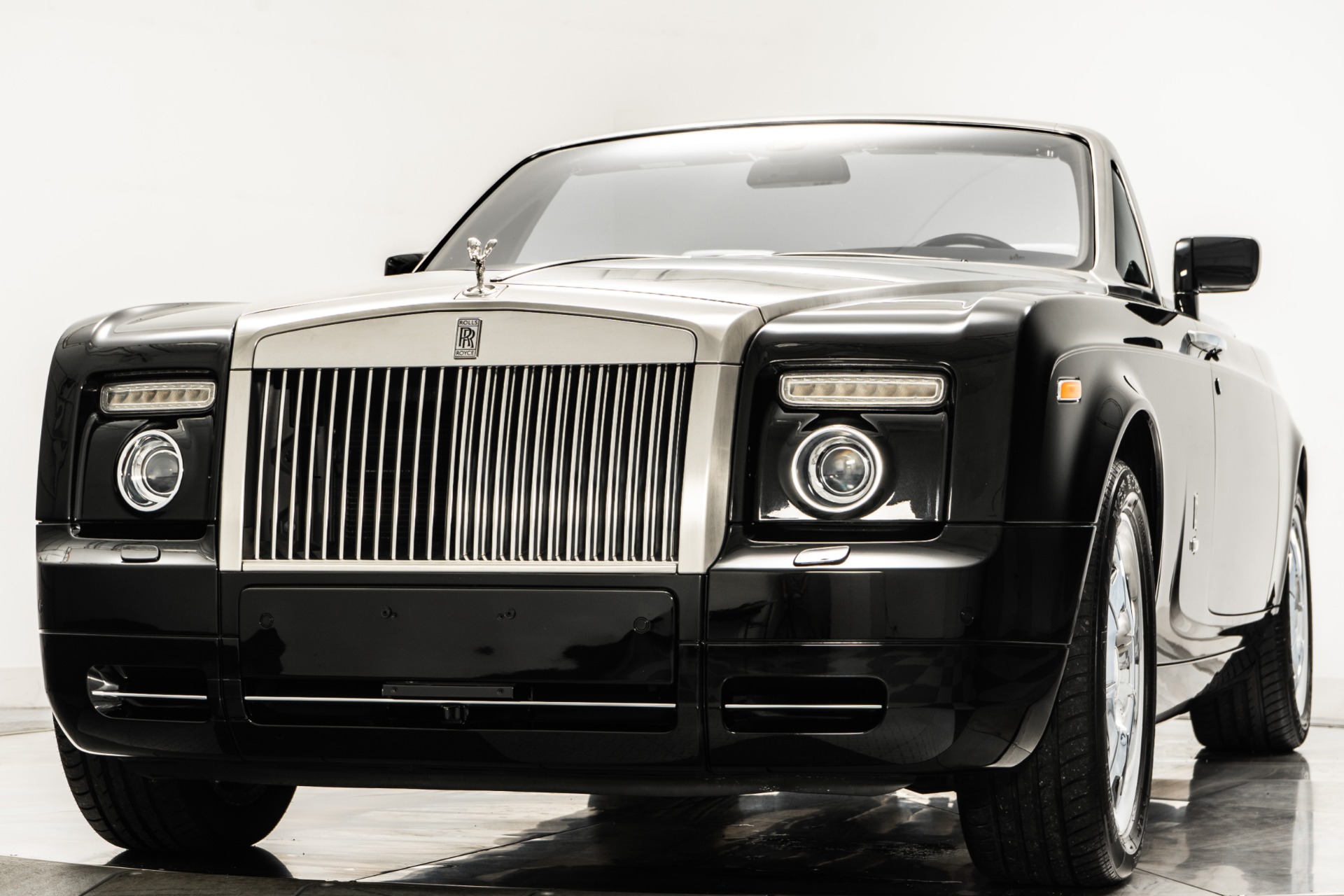 Rolls-Royce Phantom Drophead Coupe 【美品】 Diamond Black Rolls-Royce Phantom Drophead Coupe with Creme Light