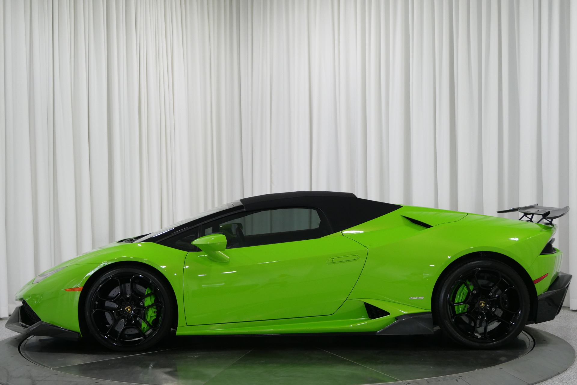 Verde Mantis Lamborghini Huracan LP 610-4 Spyder with Nero Ade