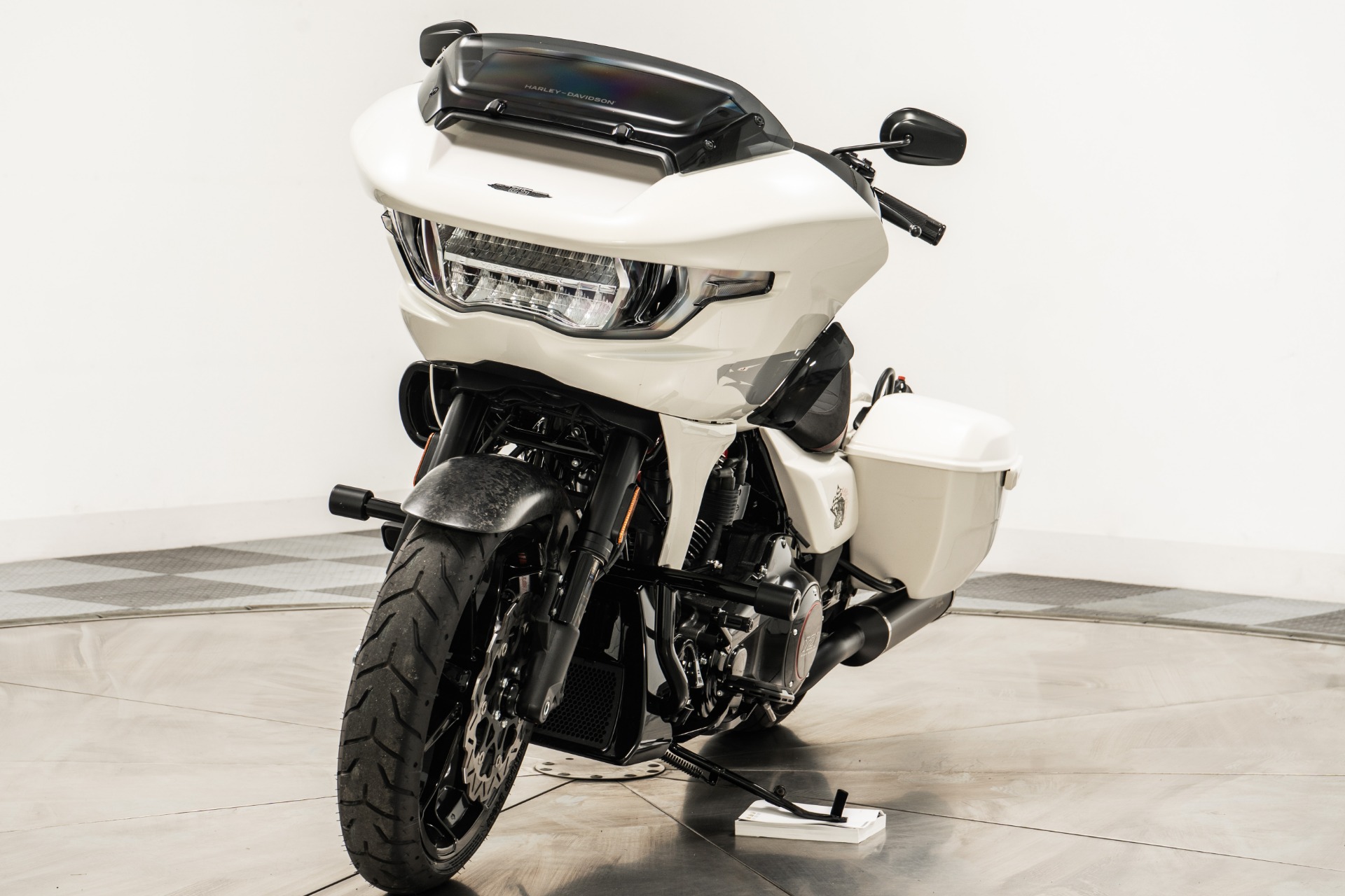 Golden White Pearl Harley-Davidson CVO Road Glide ST with Black