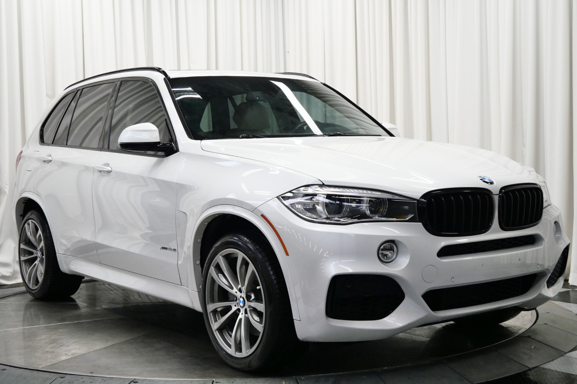 Mineral White Metallic BMW X5 xDrive50i with Smoke White Interior