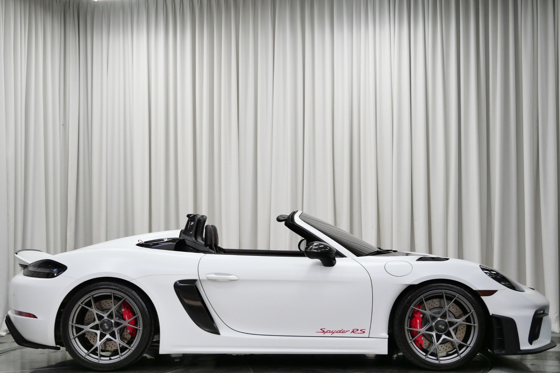 White Porsche 718 Spyder RS -Weissach Package, Full Carbon Bucket