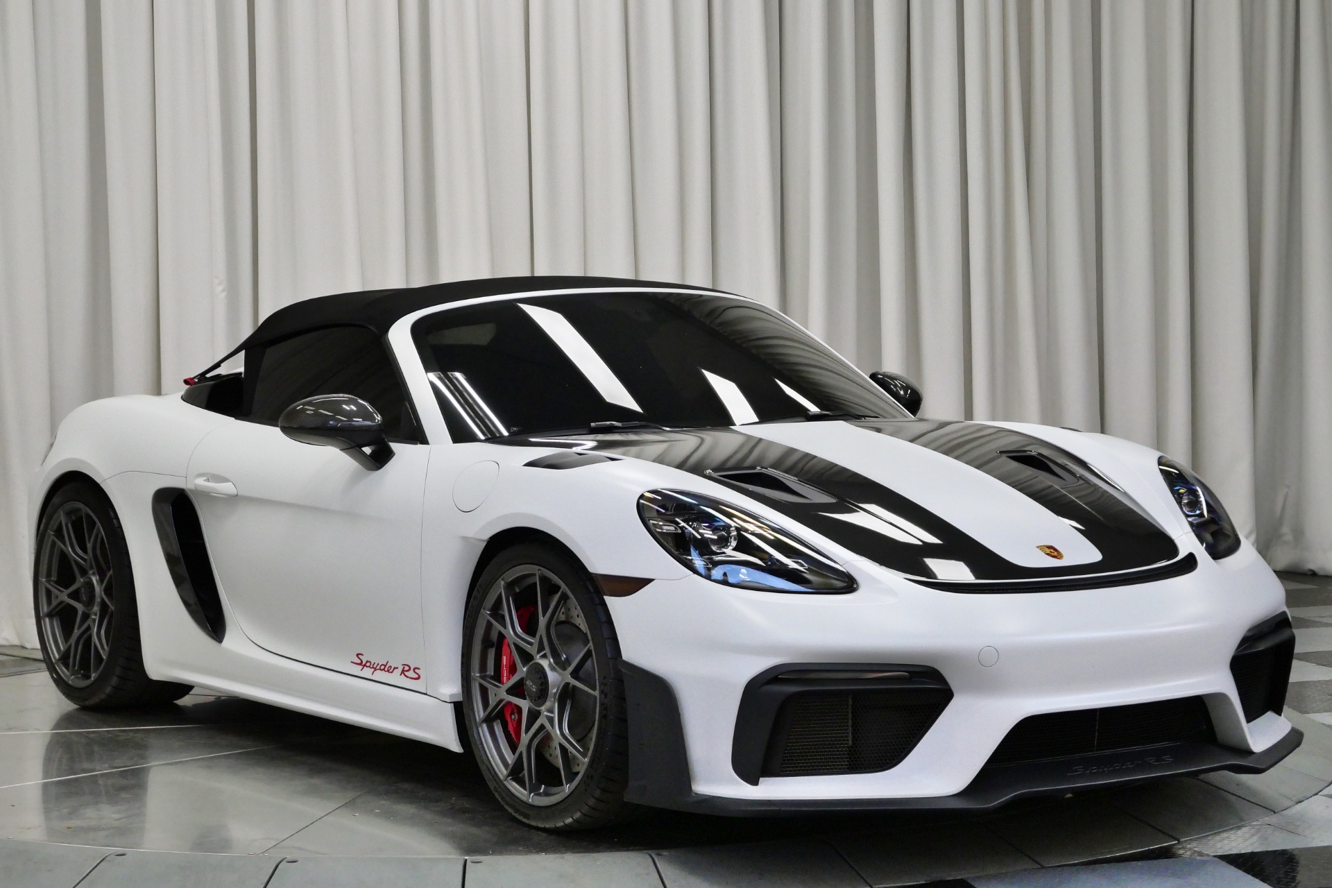 White Porsche 718 Spyder RS -Weissach Package, Full Carbon Bucket