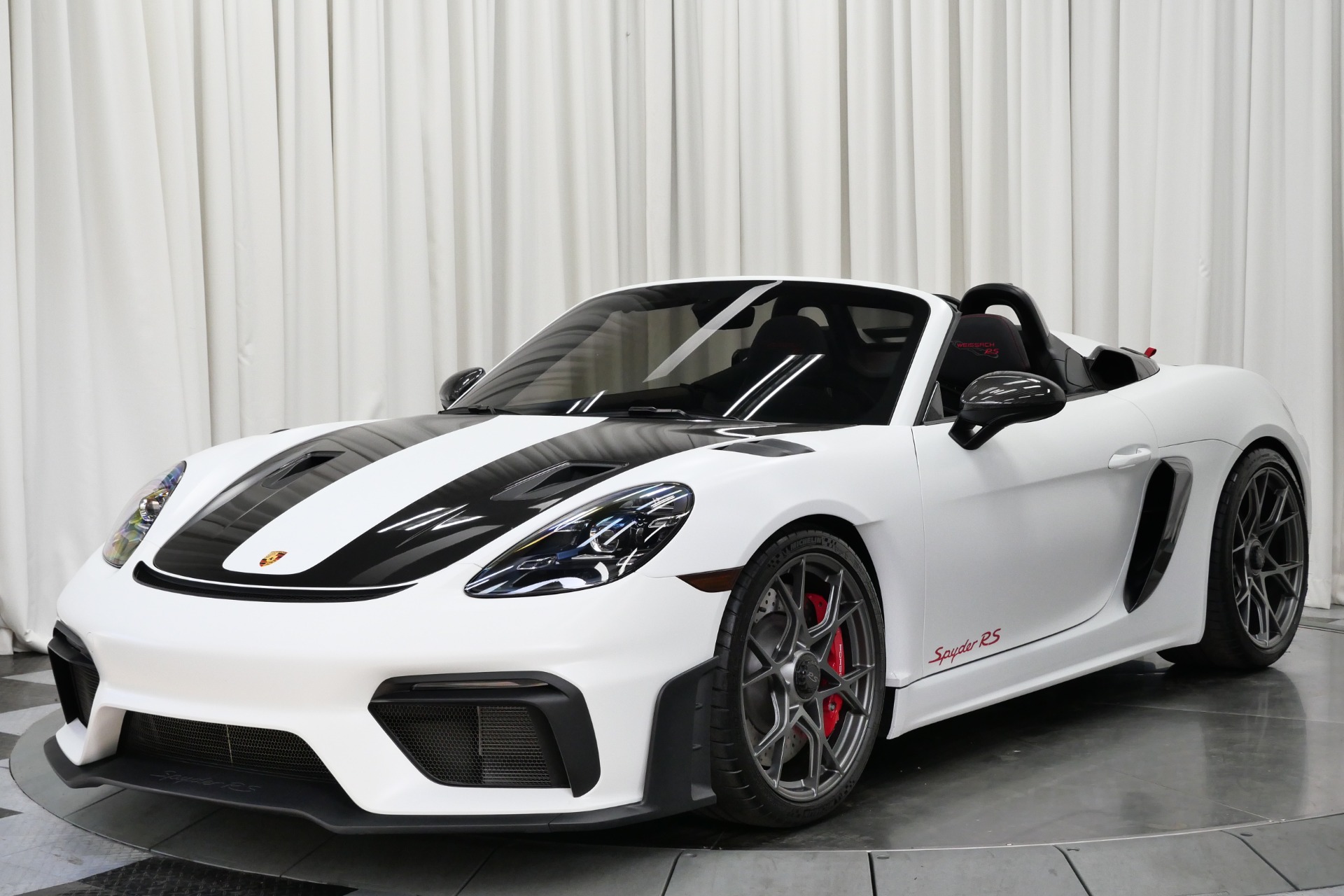 White Porsche 718 Spyder RS -Weissach Package, Full Carbon Bucket