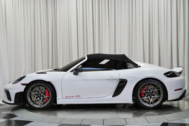White Porsche 718 Spyder RS -Weissach Package, Full Carbon Bucket