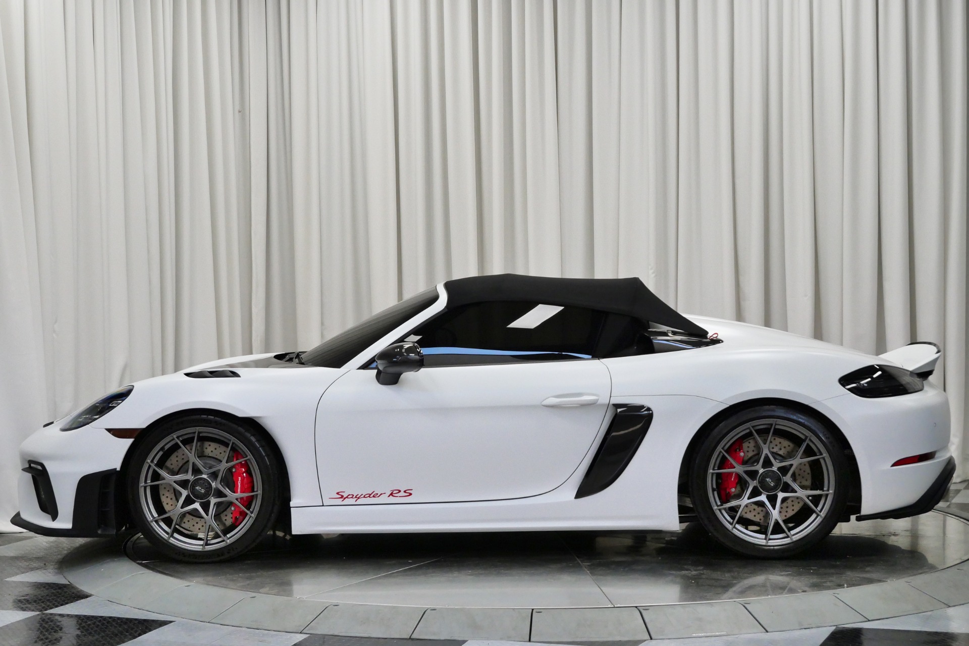 White Porsche 718 Spyder RS -Weissach Package, Full Carbon Bucket