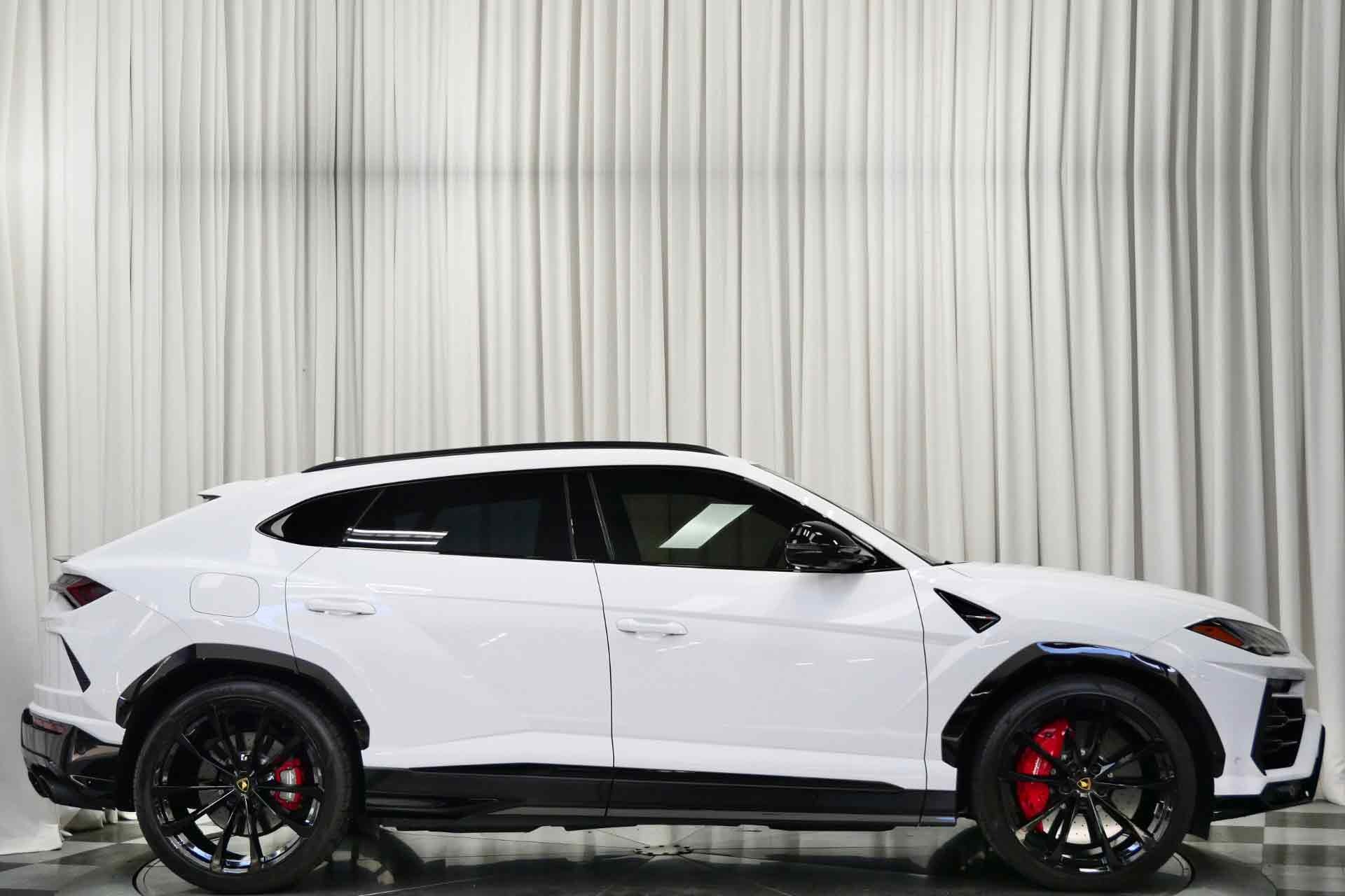 Bianco Monocerus Lamborghini Urus with Nero Ade with Rosso Alala