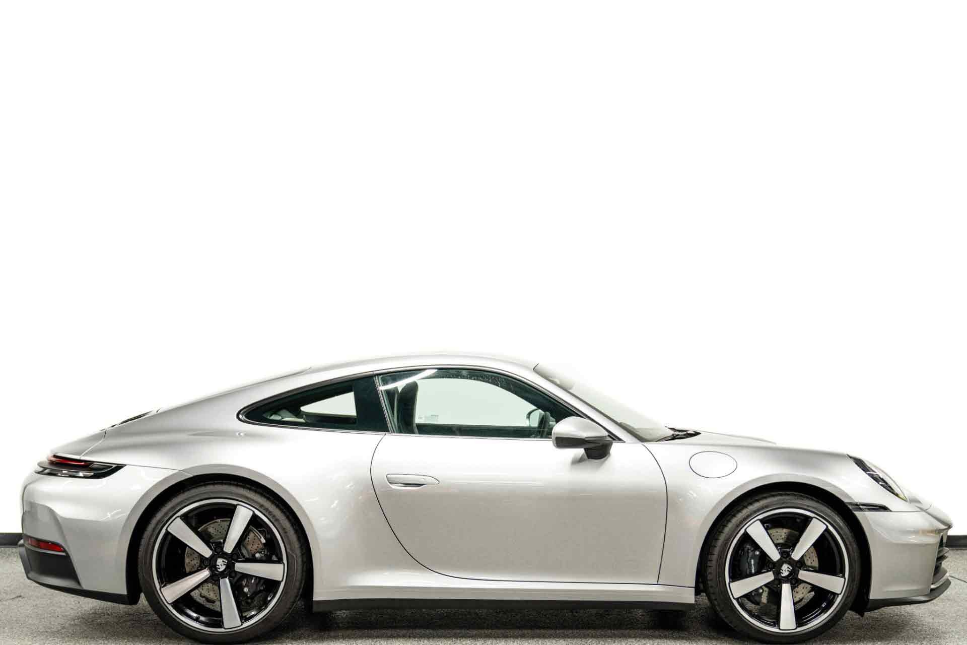 2025 Porsche 911 photo 2