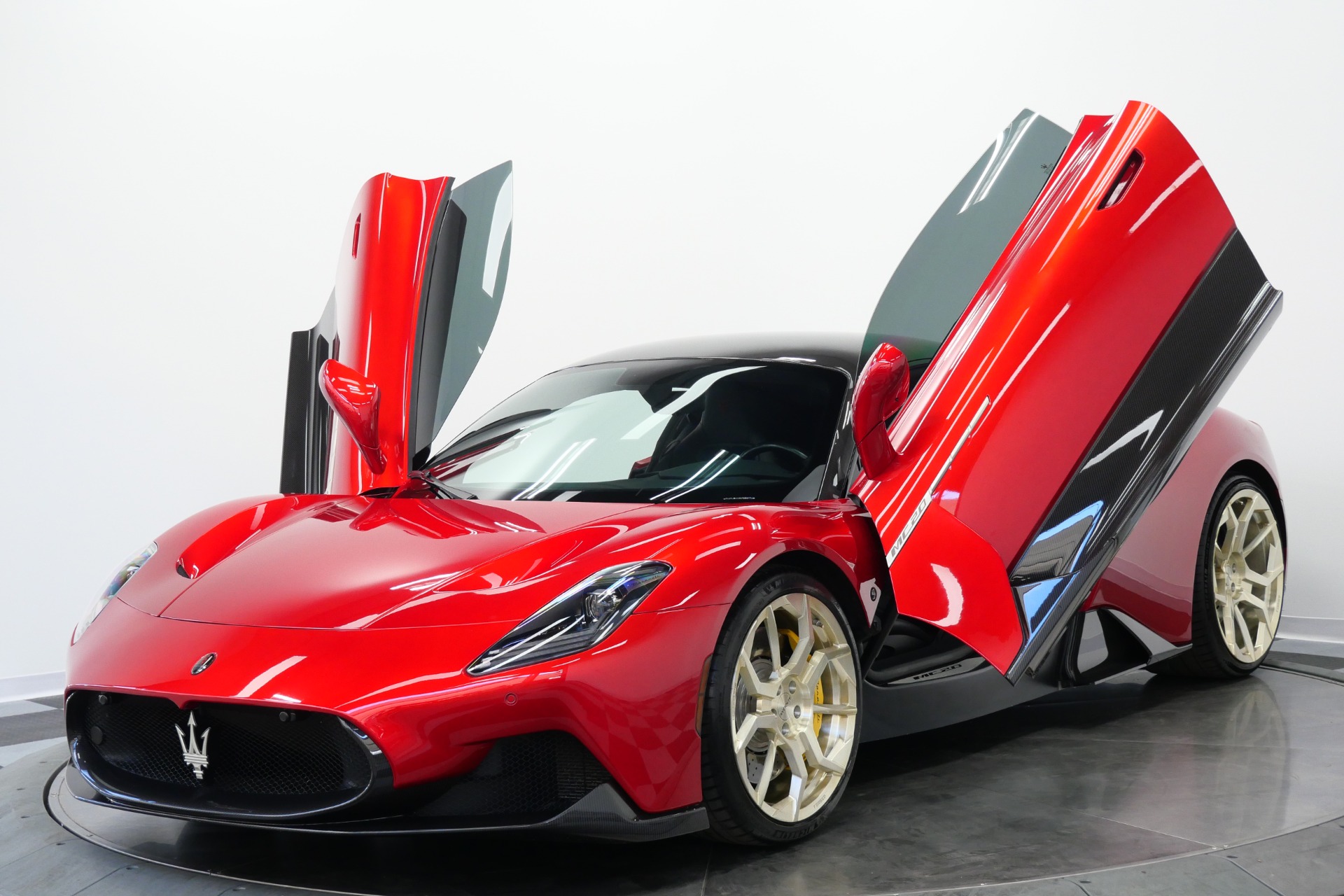 イタリアン・ロードレーサー・ミュージアム　カーマガジン Rosso Vincente Maserati MC20 -Amazing Color, Full Leather Interior