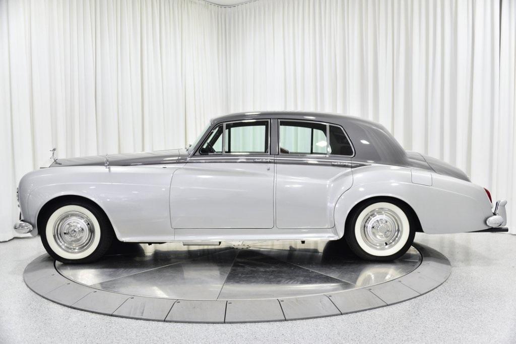 At Classic Car Hire we offer a fine selection of classic vintage and  luxury cars Based in Surrey  Classic Car Hire