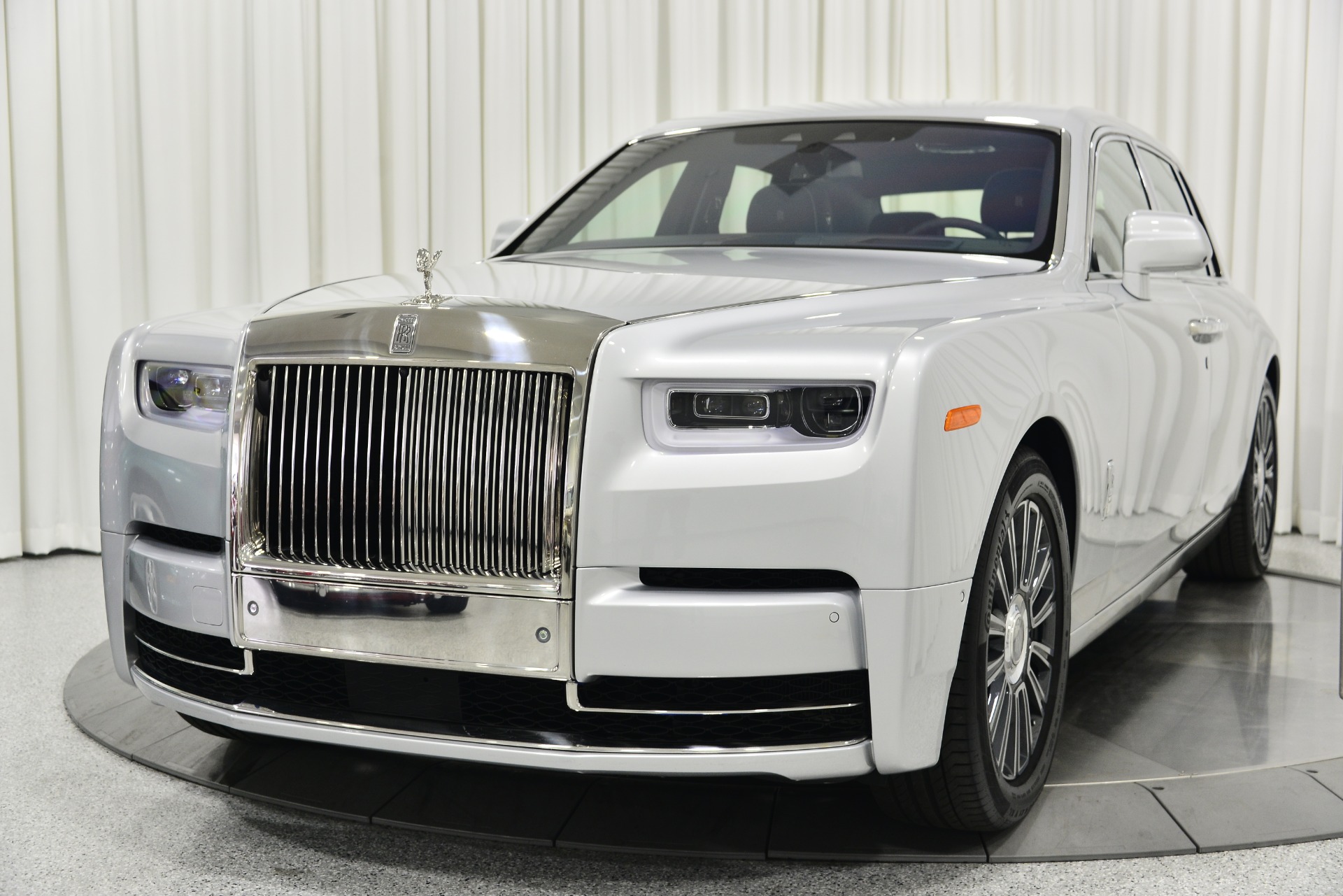 Chiếc RollsRoyce Phantom duy nhất trên thế giới có nội thất gỗ Koa